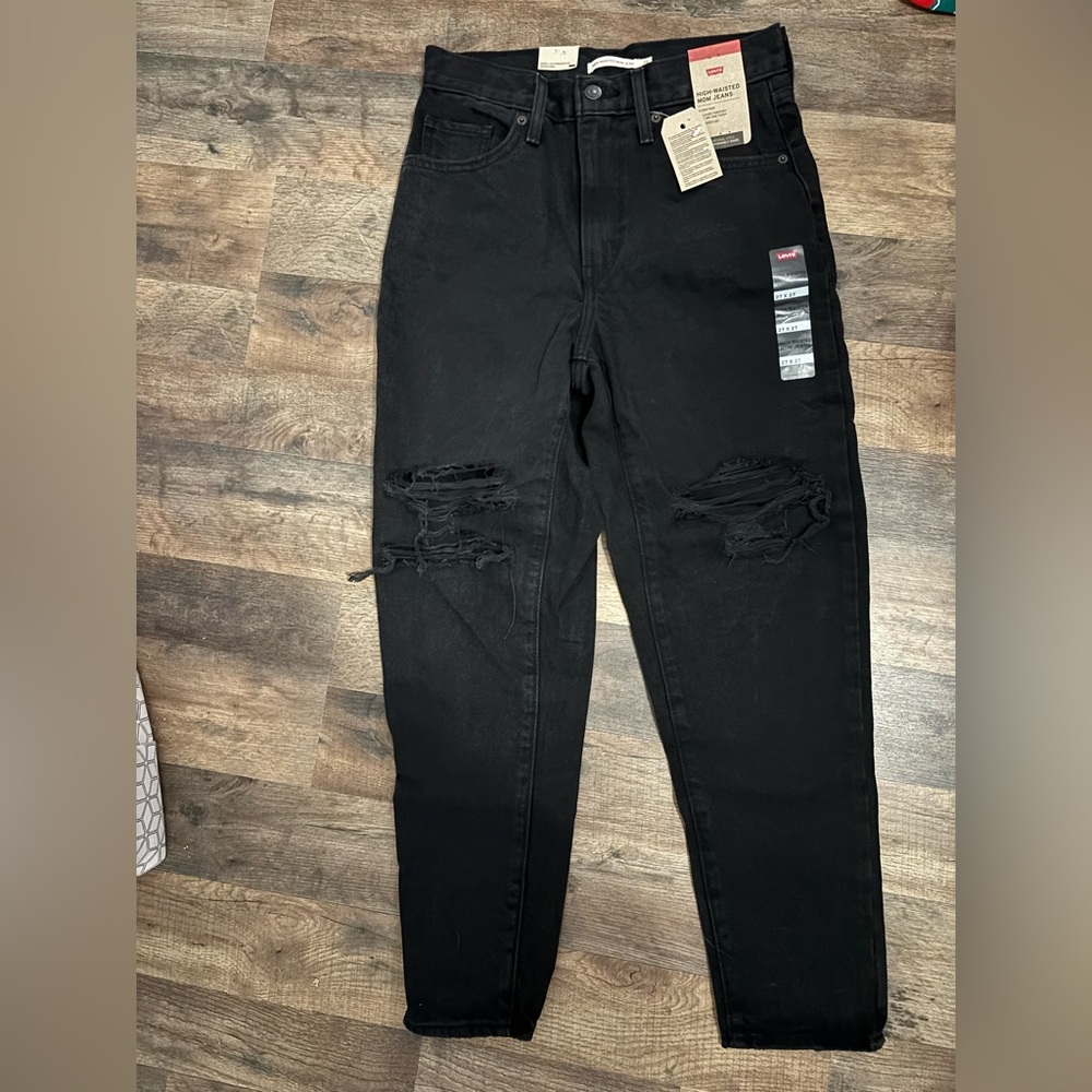 Levi high waisted mom jeans. Size 27 new with tags!